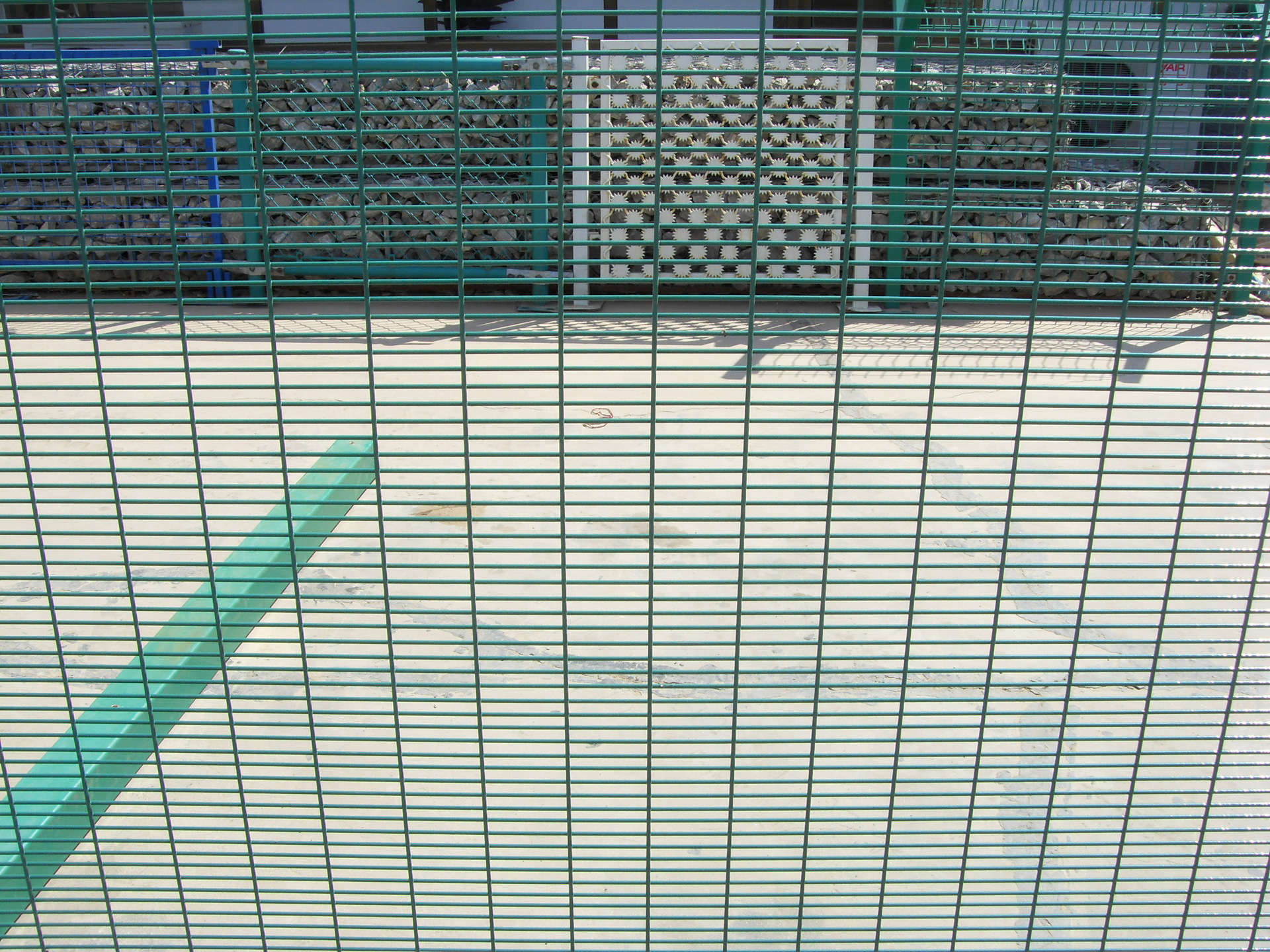 厂家直销，品质守护 深度解析安平县德泓358护栏的高性价比之道