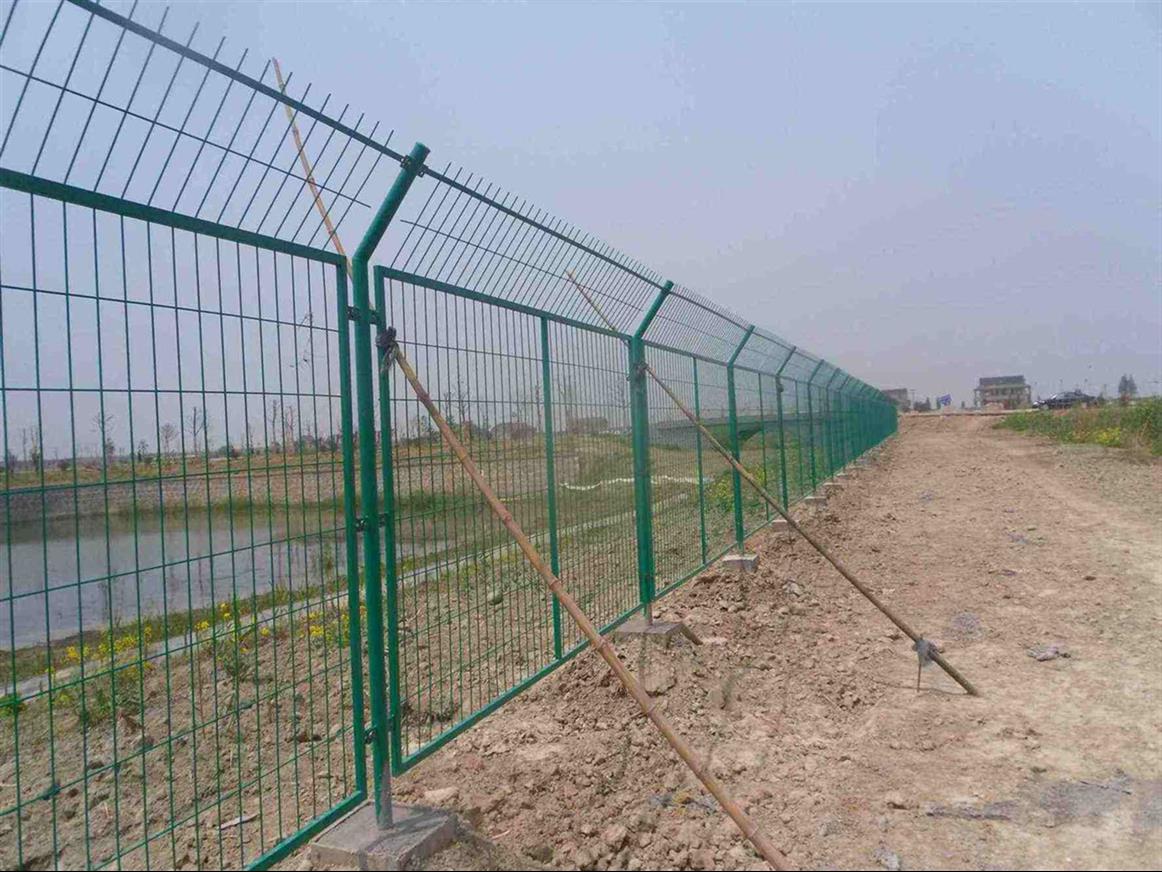 坚实与艺术的融合 中卫护栏网与石雕工艺品的双重魅力