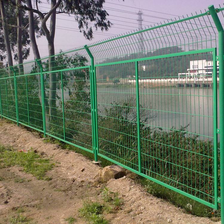 车库围栏网与风水球 现代家居的实用与美学融合