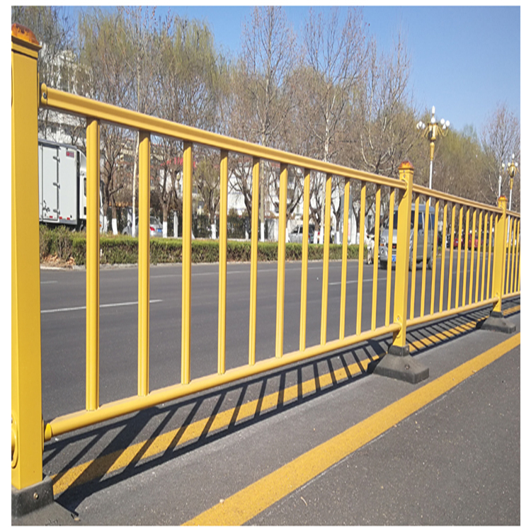 黄金护栏与风水球 现代建筑中的传统风水智慧