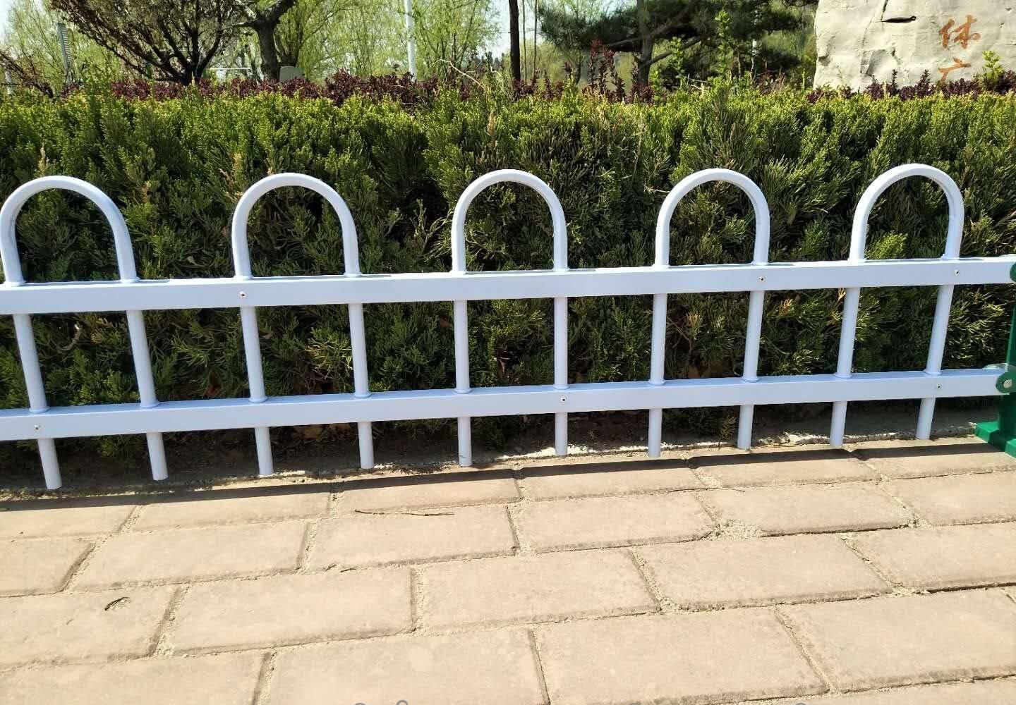 河北省保定市道路绿化带锌钢草坪护栏 工厂直销，品质与实惠的完美结合